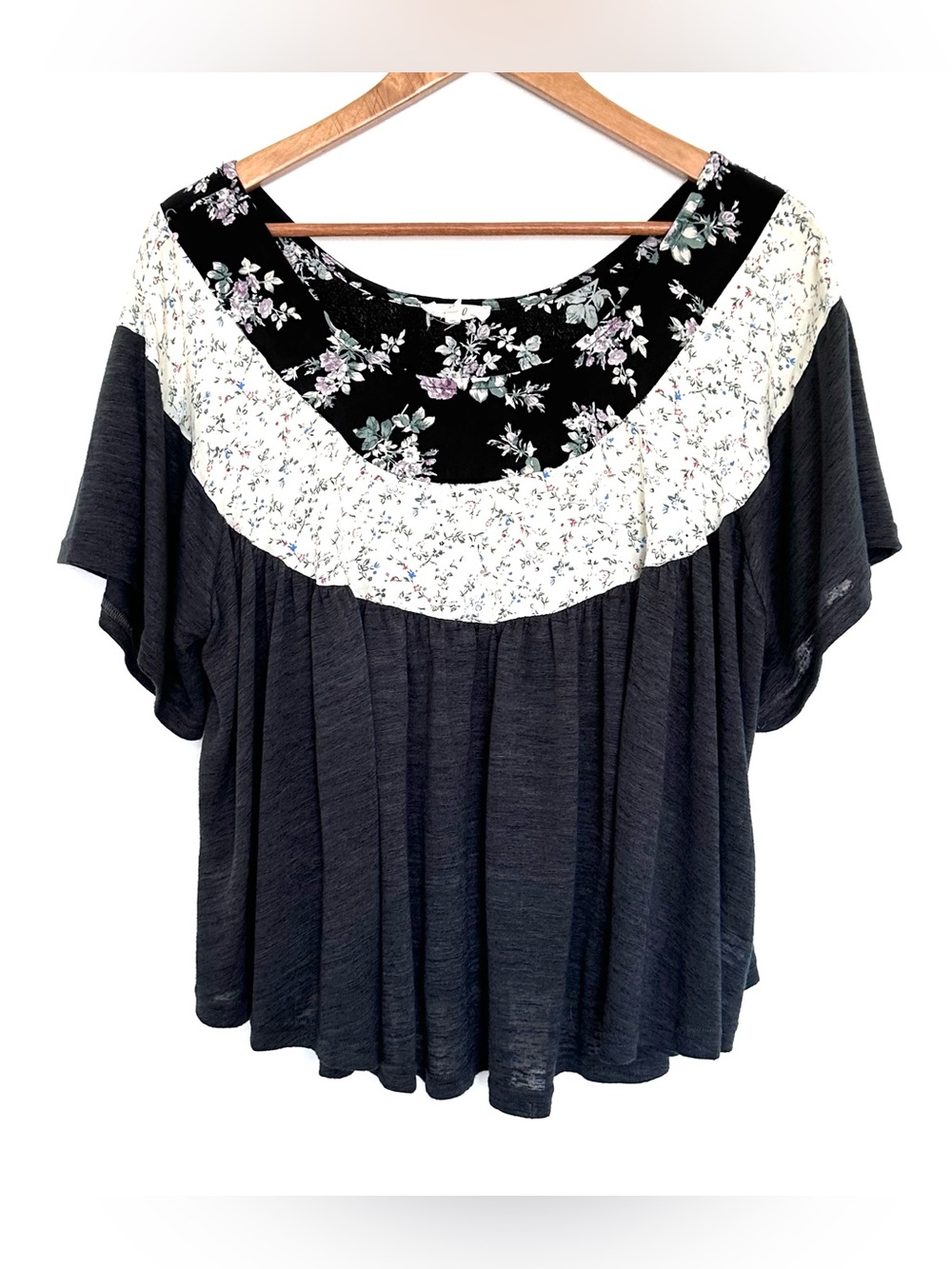 Easel Los Angeles Shirt Women’s Small Grey Floral Short Sleeve Lightweight Top